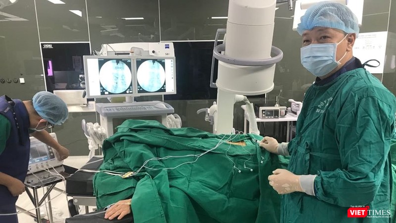 Kỹ thuật hiện đại giúp cứu sống bệnh nhân bị vỡ eo động mạch chủ ảnh 2 Cảnh báo nguy hiểm khi tiêm cột sống sai chỉ định và kỹ thuật