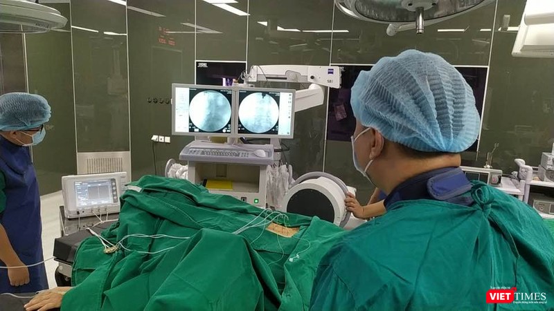 Kỹ thuật tiêm cột sống cho bệnh nhân cần được thực hiện bởi các bác sĩ và có sự hỗ trợ của máy móc (Ảnh: BVCC).