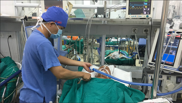 Người đàn ông bị chấn thương nặng vì chơi pháo ngày tết