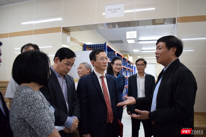 Thứ trưởng Bộ Y tế Đỗ Xuân Tuyên (bên phải) cùng đoàn công tác của Bộ Y tế làm việc tại Bệnh viện Bạch Mai.