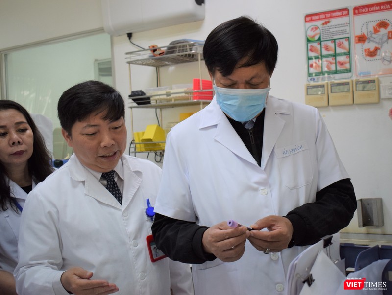 Thứ trưởng Bộ Y tế Đỗ Xuân Tuyên kiểm tra khu labo xét nghiệm của Bệnh viện Bệnh nhiệt đới Trung ương.