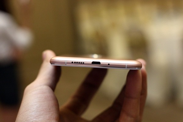 Cạnh dưới của máy gồm microphone, giắc microUSB, loa ngoài.