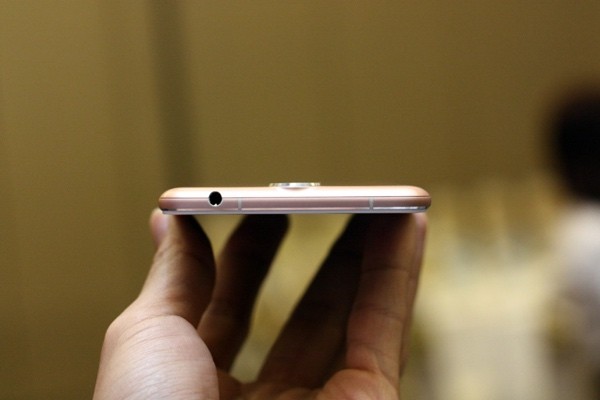 Giắc 3,5mm ở đỉnh máy.