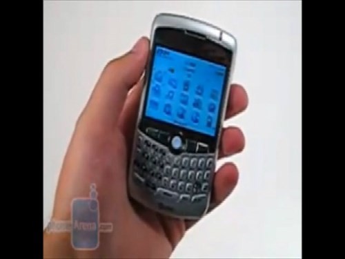 BlackBerry Curve 8300 có sự kết hợp giữa bàn phím Qwerty cùng thiết kế có hơi hướng hiện đại hơn những dòng cũ. Smartphone này còn hỗ trợ giắc cắm tai nghe 3,5 mm, chuẩn tai nghe phổ biến nhất trên thị trường cho phép người dùng không mất công để tìm kiếm phụ kiện.