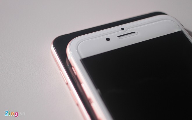 Cả Apple và Samsung đều gia công rất tốt phần tiếp giáp giữa mặt kính và thân máy. Chúng được mài cong 2,5D và tạo thành tổng thể liền mạch với thân. Dù vậy, Apple nhấn vào các chi tiết cong, trong khi Samsung vẫn giữa lại các đường cạnh, nam tính hơn. Cả Apple và Samsung đều gia công rất tốt phần tiếp giáp giữa mặt kính và thân máy. Chúng được mài cong 2,5D và tạo thành tổng thể liền mạch với thân. Dù vậy, Apple nhấn vào các chi tiết cong, trong khi Samsung vẫn giữa lại các đường cạnh, nam tính hơn.