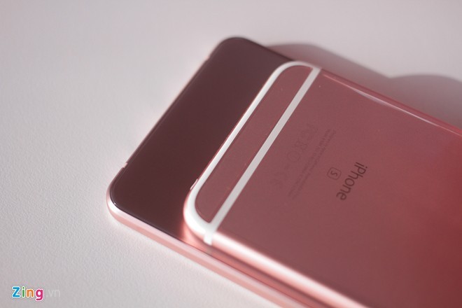 Viền nhựa màu trắng khiến thiết kế của Apple mất đi sự liền mạch so với di động của Samsung. Viền nhựa màu trắng khiến thiết kế của Apple mất đi sự liền mạch so với di động của Samsung.