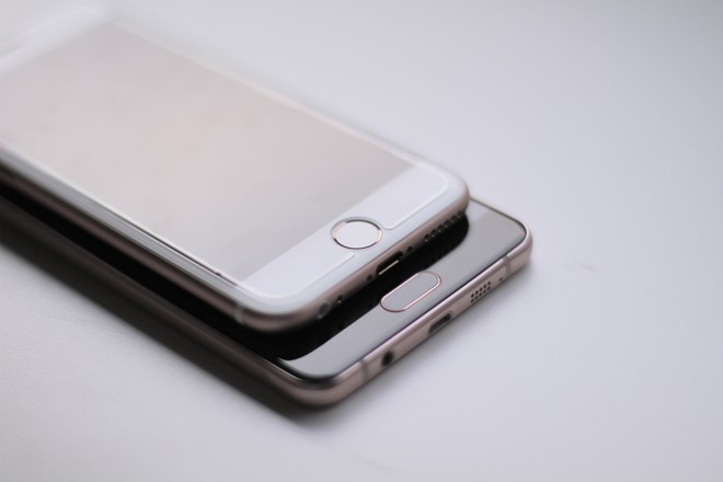 Cả Samsung Galaxy A7 2016 và Apple iPhone 6S đều đặt cảm biến vân tay ở phím Home. Các thử nghiệm cho thấy, khả năng nhận diện gần như tương đồng. Cả Samsung Galaxy A7 2016 và Apple iPhone 6S đều đặt cảm biến vân tay ở phím Home. Các thử nghiệm cho thấy, khả năng nhận diện gần như tương đồng.
