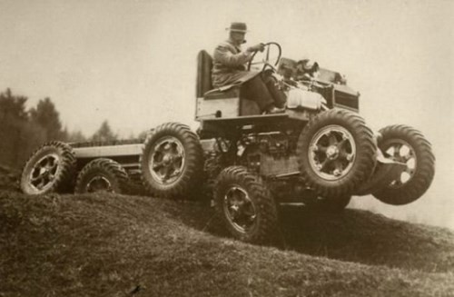 Xe nhiều bánh được lắp so le nhau giúp di chuyển thuận tiện trên mọi địa hình.