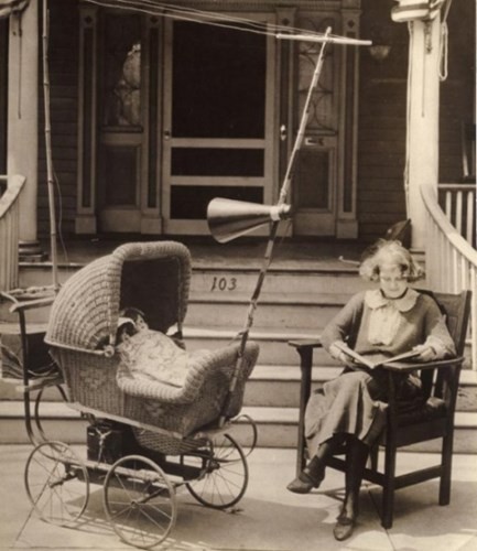 Xe đẩy có đài và loa để ru em bé ngủ.