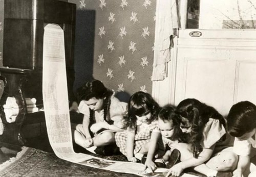 Tờ báo được phát hành qua máy fax đến tận nhà.