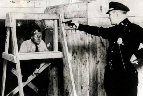 Kính chống đạn tại Mỹ năm 1931.