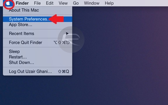 Hướng dẫn tắt iTunes tự chạy khi nối iPhone với máy tính: Bấm biểu tượng quả táo trên góc trái màn hình rồi chọn System Preferences (mũi tên).
