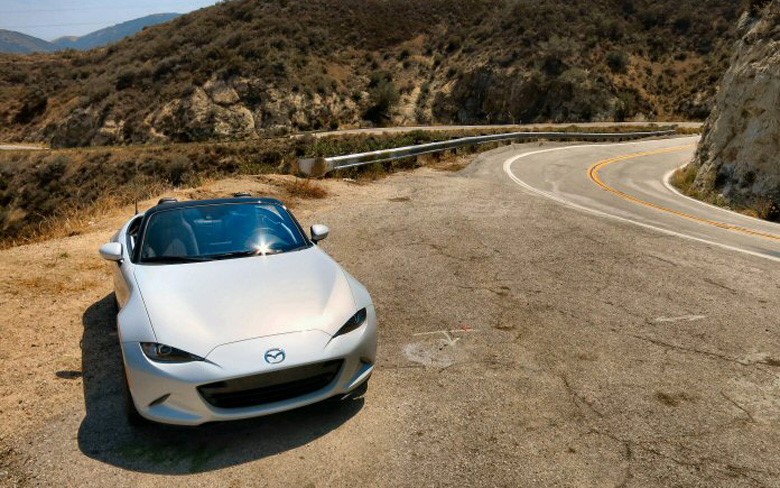 Mẫu xe 2016 Mazda MX-5 Miata được đề xuất giá bán là 24.915 USD.