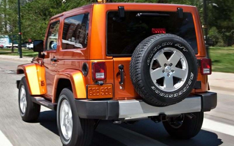 Sử dụng động cơ V6, dung tích 3,6 lít sản sinh 285 mã lực, mẫu xe 2016 Jeep Wrangler được chào bán với giá 23.895 USD.