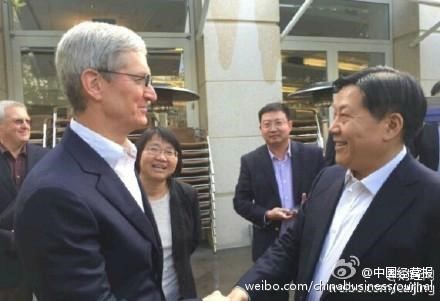 Tim Cook, CEO của Apple và Giám đốc Cục quản lí không gian mạngcủa Trung Quốc. Ảnh: China Business Journal.