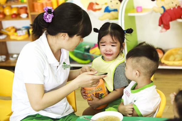 Xem lại những bức ảnh này, Xuân Lan vẫn không cầm được nước mắt. "Tôi bủn rủn hết người khi con mếu máo, níu kéo và nằng nặc đòi đi với mẹ. Tình huống khi đó còn kinh khủng hơn ngày đầu đưa Thỏ đi mẫu giáo. Cô giáo làm đủ mọi cách, dỗ dành nhưng Thỏ vẫn khóc không ngừng", cựu siêu mẫu kể. Thương con nhưng Xuân Lan dứt khoát giao bélại cho cô rồi đi. Trước đó, chị cũng chuẩn bị tâm lý để bé không cảm thấy quá đột ngột với việc trở lại trường. "Tôi tâm sự đủ điều và bé cũng vâng dạ. Tớicổng trường, Thỏcòn hứa là conkhôngkhóc nhè. Vào trao cho cô là khóc giãy, ôm chặt mẹ , hai ba cô gỡ khôngnổi. Bé nói 'mẹ của con mà, mẹ của con, cho con về đi chơi'",giám khảoVietnam's Next Top Model cho hay. Xuân Lan muốn dạy Thỏmạnh mẽ nên bản thân chị phải dứt khoát. Chỉ một lúc sau khi tạm biệt mẹ, Thỏ cười xòe rồi vui vẻ chơi cùng cô và các bạn. "Thực ra tôi chưa đi luôn mà núp ở một góc để quan sát phản ứng của con. Thỏ biết điều đó vì thấy các cô chú quay phim, chụp ảnh là người quen vẫn ở lại ghi hình. Bé cũng ngó nghiêng khắp nơi để tìm mẹ", Xuân Lan nói.