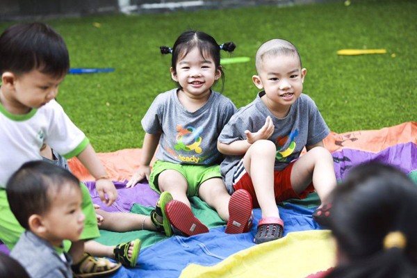 Những tháng đầu đi lớp, Thỏ khóc, ốm liên tục. Mẹ Lanphải kiên trì và mất ba tháng bé mới quenđi học. Thỏ đến lớphai tháng là nghỉ hè. Tới đầu tháng 9 con trở lại trường, mẹ con chịlàm quen lại từ đầuvới việc đi học. Bản thân Xuân Lan cũng bị stress theo con. Nhiều lúc, cả con và mẹ đều khóc.