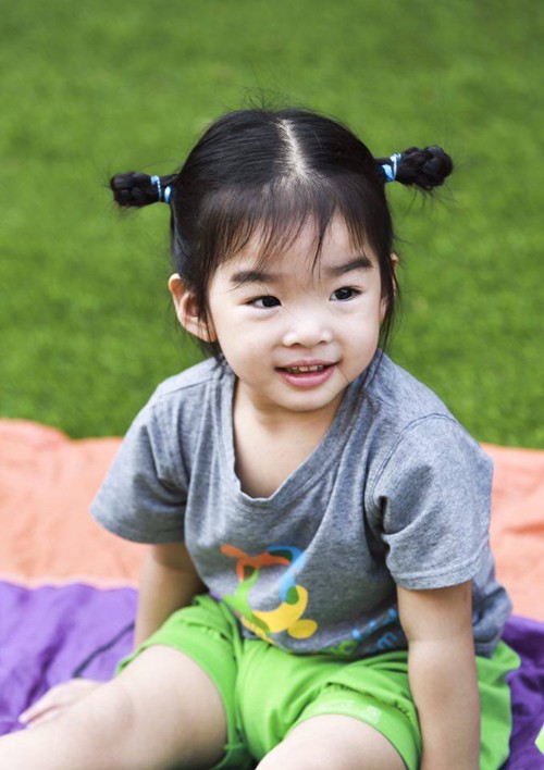 Tới giờ tan học, Thỏhướng mắt ra cửatìm mẹ trong sốnhững phụ huynh đang tới đón con. Mắt bé ánh lênhạnh phúc khi thấy mẹ từ xa. Cô bé vội khoanh tay, cúi đầu chào cô giáo để chuẩn bị ra về.