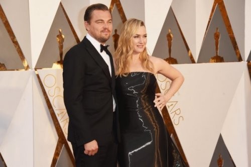 Leonardo Dicaprio và Kate Winslet tái ngộ trên thảm đỏ Oscar lần thứ 88. Họ vẫn là đôi bạn thân thiết kể từ ngày đóng chung phim Titanic Leonardo Dicaprio và Kate Winslet tái ngộ trên thảm đỏ Oscar lần thứ 88. Họ vẫn là đôi bạn thân thiết kể từ ngày đóng chung phim Titanic