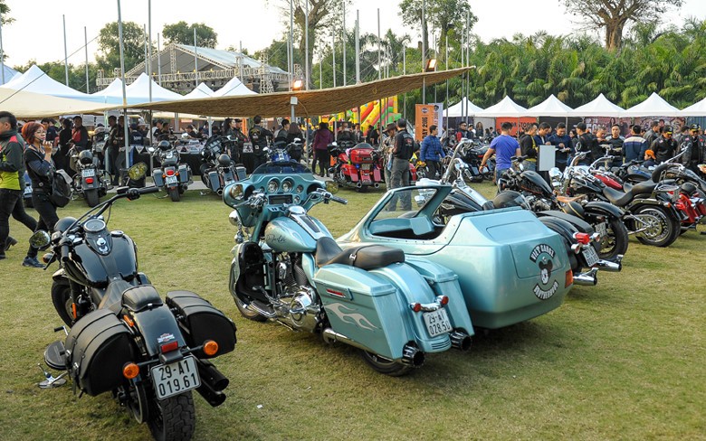 Choáng trước dàn mô-tô “khủng” tụ họp tại Hà Nội ảnh 3