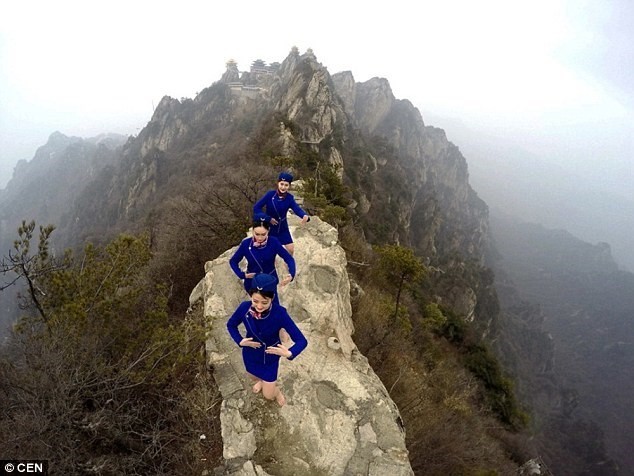 Tiếp viên hàng không chân trần leo núi tập võ ảnh 3