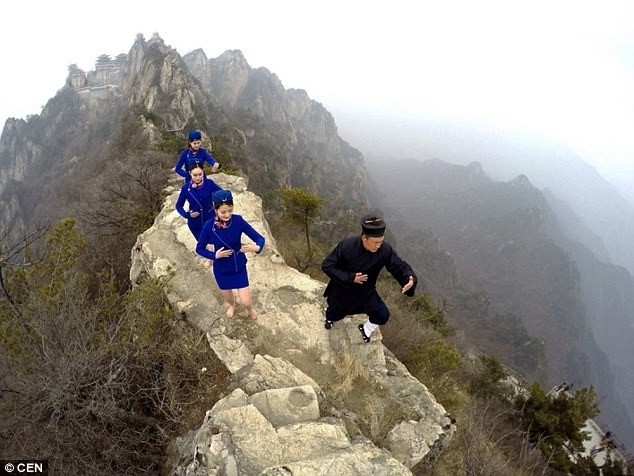 Tiếp viên hàng không chân trần leo núi tập võ ảnh 4