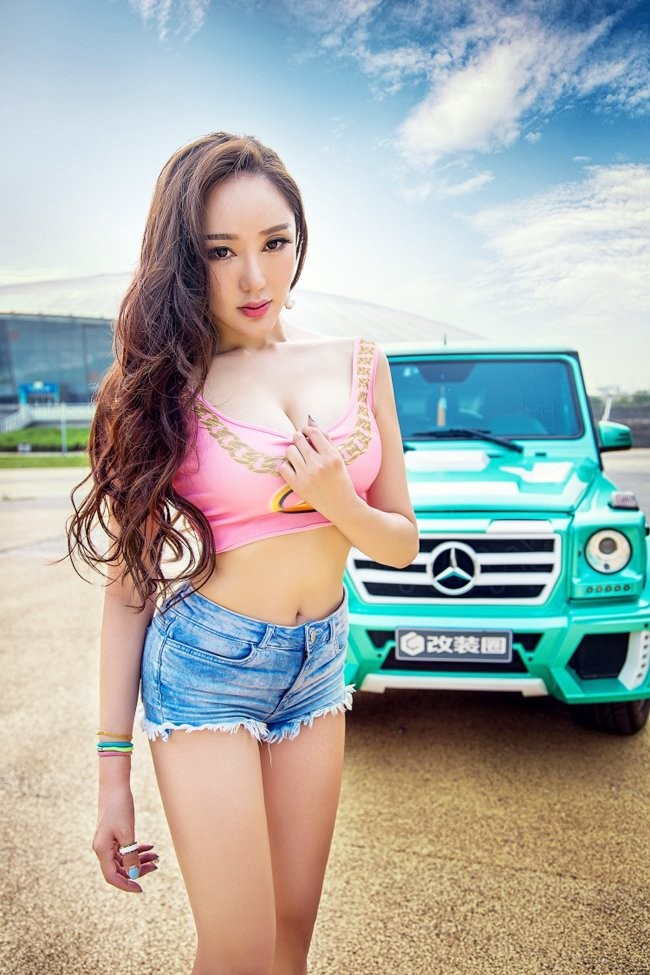 Siêu xe “chào thua” trước sức nóng của người đẹp ảnh 1 Siêu xe “chào thua” trước sức nóng của người đẹp ảnh 1