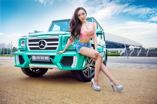 Siêu xe “chào thua” trước sức nóng của người đẹp ảnh 2 Siêu xe “chào thua” trước sức nóng của người đẹp ảnh 2