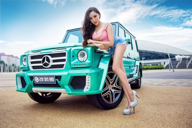 Siêu xe “chào thua” trước sức nóng của người đẹp ảnh 3 Siêu xe “chào thua” trước sức nóng của người đẹp ảnh 3