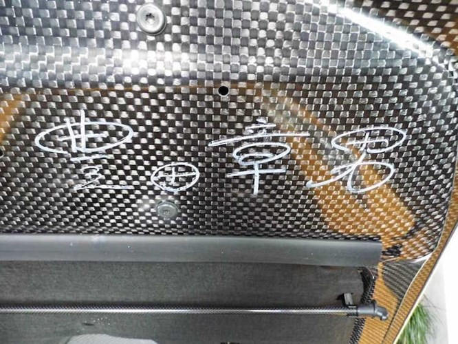 Ngoài ra, ở bên dưới nắp ca-pô bằng sợi carbon, người ta còn có thể tìm thêm được một lưu bút khác của ông Toyota bằng bút trắng.