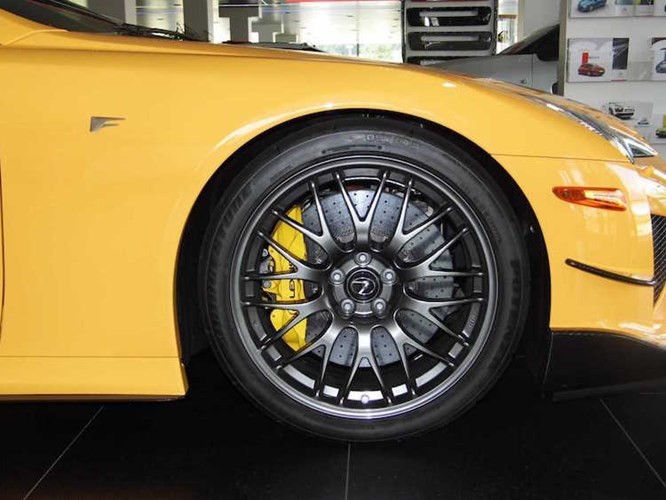 So với các phiên bản LFA bình thường, LFA Nurburgring có thể đạt hiệu năng vận hành cực cao nhờ có gói trang bị Nurburgring mới gồm bộ mâm hợp kim siêu nhẹ, lốp xe đua cùng hệ thống treo cứng hơn, có thể điều chỉnh linh hoạt hơn.