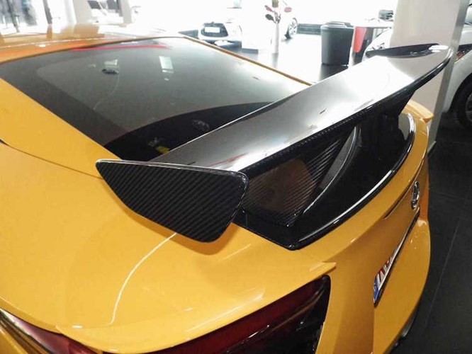 Khả năng khí động học của chiếc xe cũng được cải thiện mạnh mẽ nhờ có các cánh khuếch tán nhỏ bằng sợi carbon trên cản trước và một cánh đuôi cực lớn, cũng được làm bằng sợi carbon ở phía sau xe.