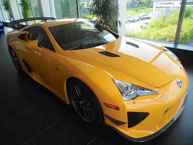 Một chiếc LFA Nurburgring có giá đắt hơn LFA thường 70.000 USD, với mức giá khởi điểm 445.000 USD (tương đương 9,92 tỷ đồng). Tuy nhiên, chiếc LFA Nurburgring mà các bạn đang được thấy ở đây đang được rao bán với giá lên tới 6,43 triệu Euro ở Đức (tương đương 159 tỷ đồng).