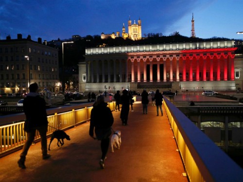 Màu đỏ đen vàng nhuộm các công trình nổi tiếng châu Âu ảnh 5