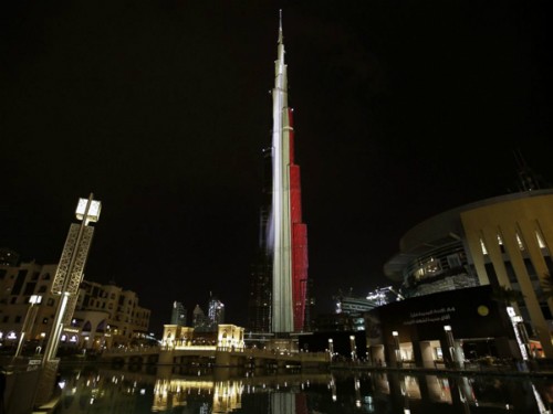 Màu đỏ đen vàng nhuộm các công trình nổi tiếng châu Âu ảnh 9