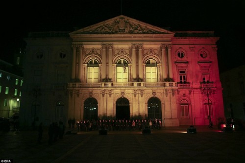 Màu đỏ đen vàng nhuộm các công trình nổi tiếng châu Âu ảnh 6