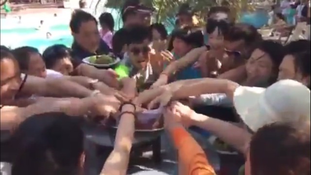 Khách Trung Quốc xấu mặt vì màn tranh hoa quả trong 6 giây ảnh 1