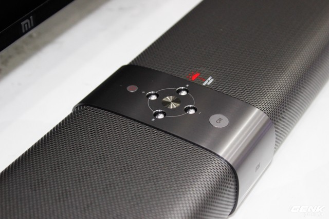 “Đập hộp” tivi màn hình cong mỏng hơn iPhone 6s của Xiaomi ảnh 5