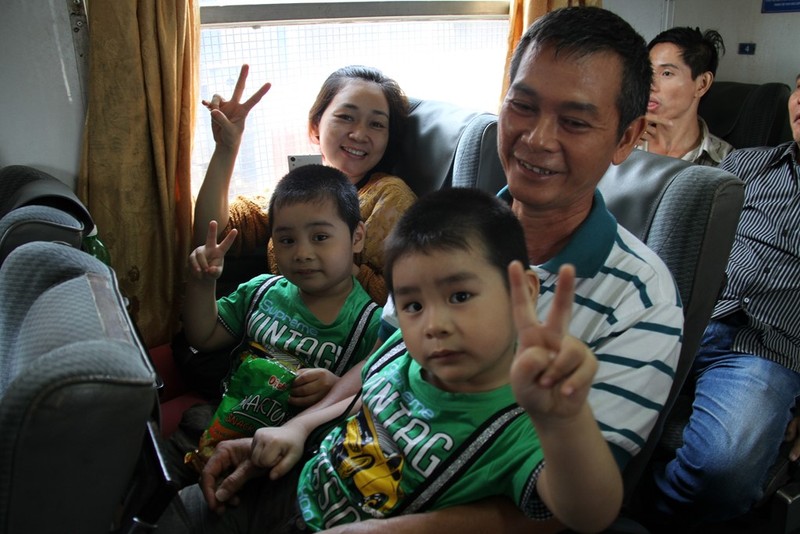 Tàu ngoại ô Sài Gòn - Dĩ An đắt khách ngày nghỉ lễ ảnh 3