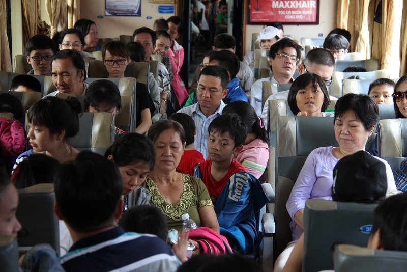 Tàu ngoại ô Sài Gòn - Dĩ An đắt khách ngày nghỉ lễ ảnh 5