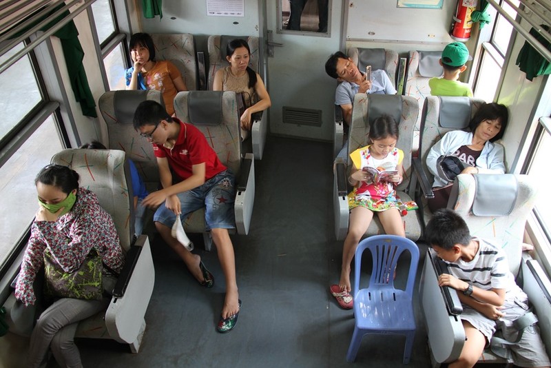 Tàu ngoại ô Sài Gòn - Dĩ An đắt khách ngày nghỉ lễ ảnh 7