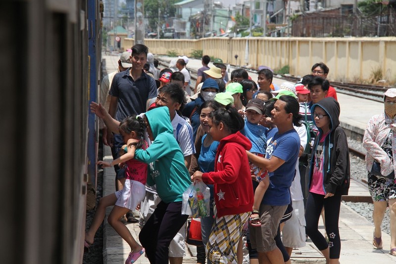 Tàu ngoại ô Sài Gòn - Dĩ An đắt khách ngày nghỉ lễ ảnh 1