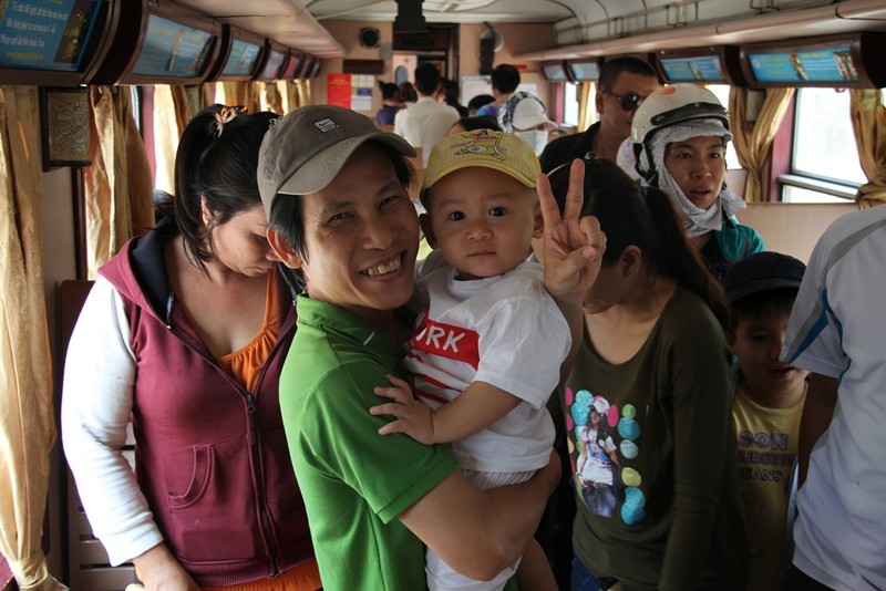 Tàu ngoại ô Sài Gòn - Dĩ An đắt khách ngày nghỉ lễ ảnh 12