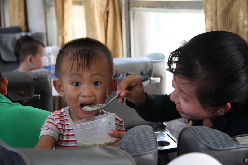 Tàu ngoại ô Sài Gòn - Dĩ An đắt khách ngày nghỉ lễ ảnh 8