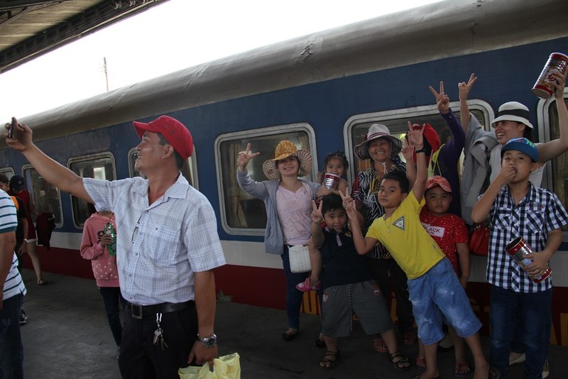 Tàu ngoại ô Sài Gòn - Dĩ An đắt khách ngày nghỉ lễ ảnh 10