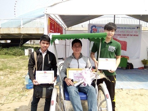 Sinh viên Đà Nẵng “tự chế” xích lô chạy bằng năng lượng mặt trời ảnh 1