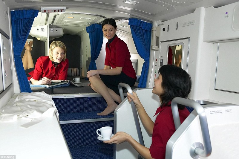 Các tiếp viên nghỉ ngơi với đầy đủ tiện nghi: sách báo, đồ uống. Ngoài ra khoang này còn có một chiêc ti vi nhỏ hơn một chiếc iPad mini.