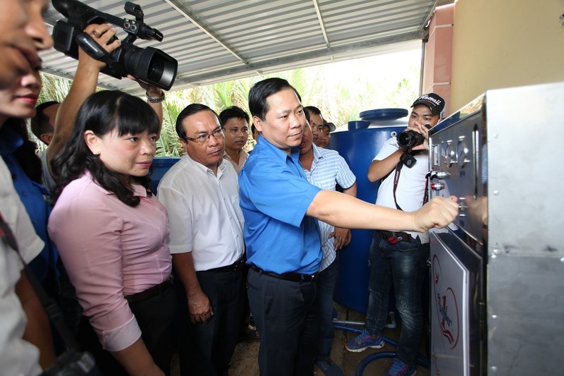 Ông Nguyễn Phi Long_Bí thư Trung ương Đoàn vận hành máy lọc nước mặn thành nước ngọt tại Tiền Giang.jpg Bỏ file này