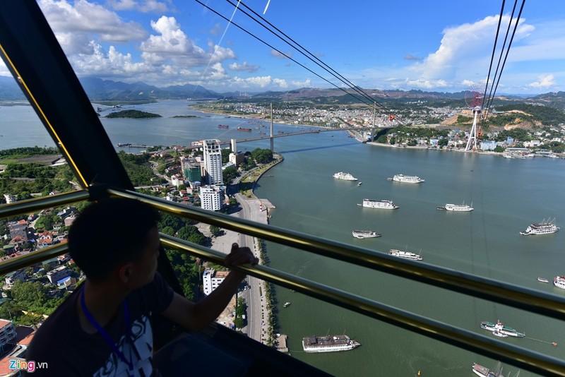 Cap treo 'xe bus hai tang' lo lung tren vinh Ha Long hinh anh 8
