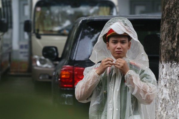 Trời tuôn mưa, người tuôn nước mắt trong tang lễ 9 liệt sĩ phi hành đoàn CASA-212 ảnh 35 Trời tuôn mưa, người tuôn nước mắt trong tang lễ 9 liệt sĩ phi hành đoàn CASA-212 ảnh 35